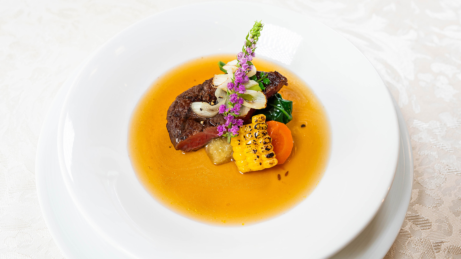 佐賀牛のステーキ　コンソメスープでさっぱりと