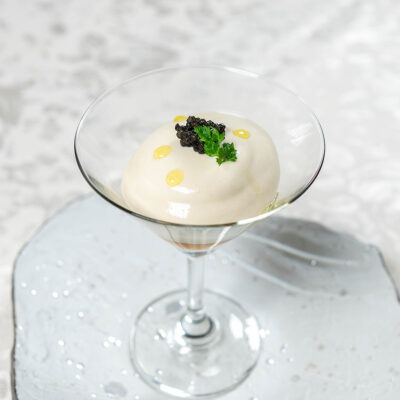 帆立貝と生うにのカクテル　シャンピニオンのエスプーマ