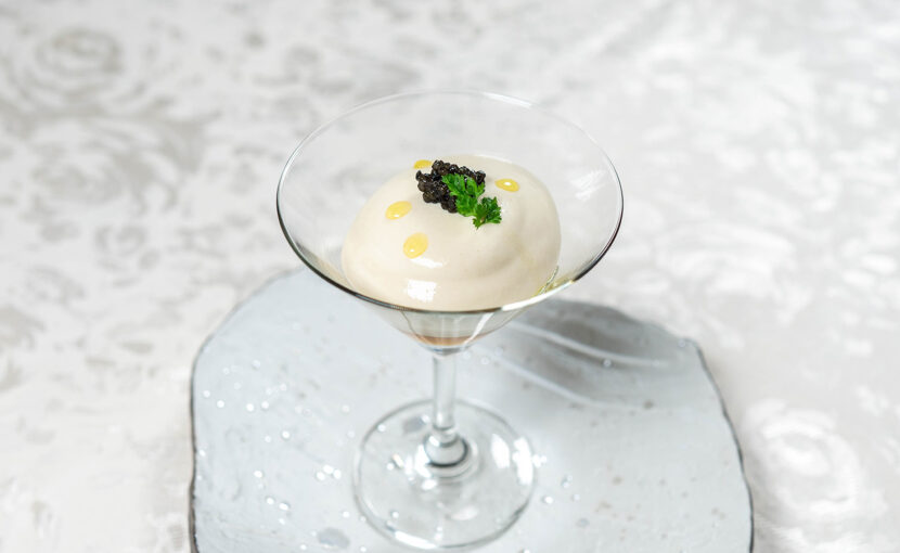 帆立貝と生うにのカクテル　シャンピニオンのエスプーマ