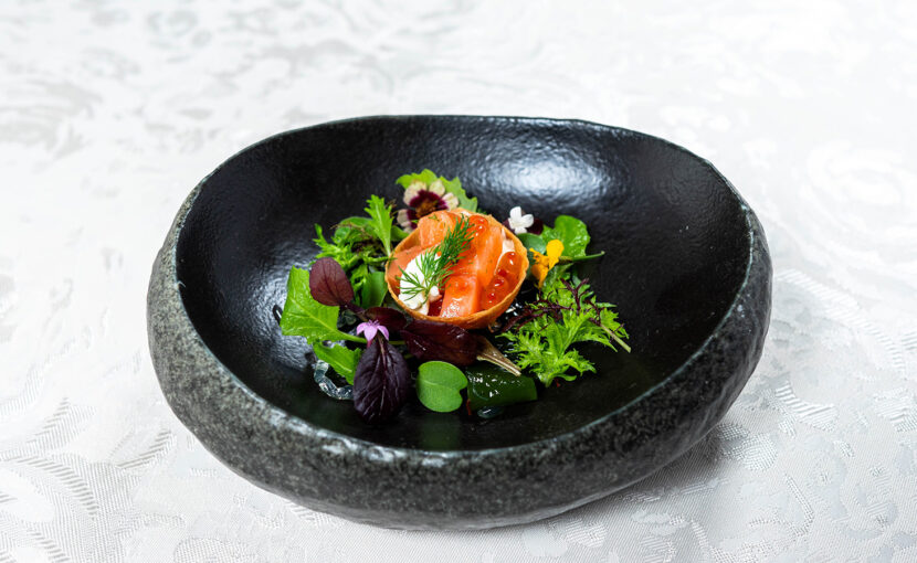 サーモンタルタル　イクラ添え