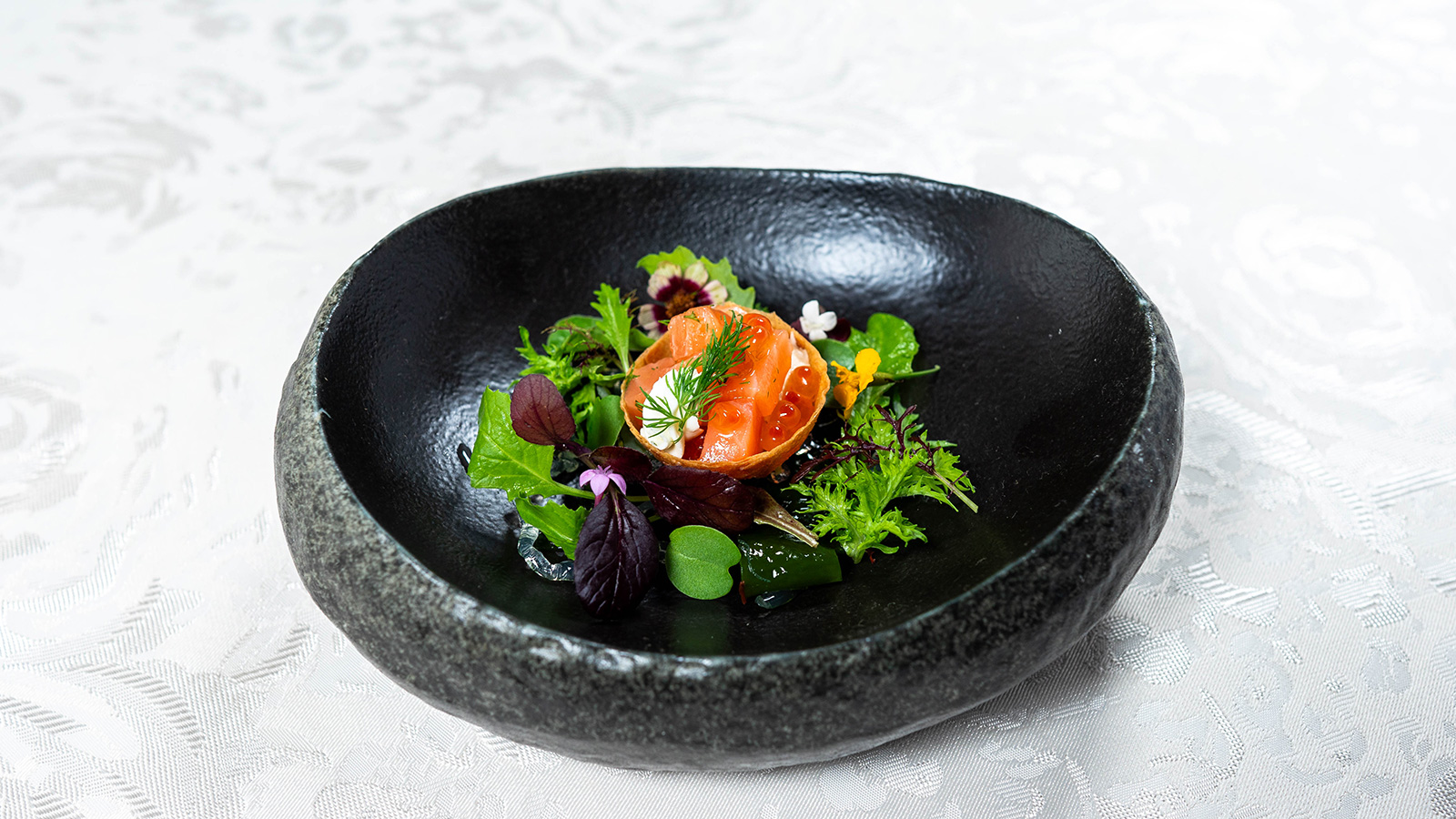 サーモンタルタル　イクラ添え